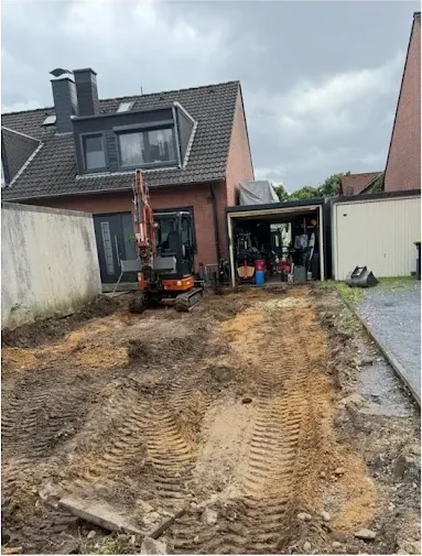Vorher: aufgerissene Einfahrt während der Erdarbeiten
