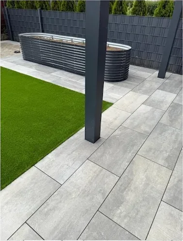 Terrassenplatten mit Kunstrasen und Metall-Hochbeet