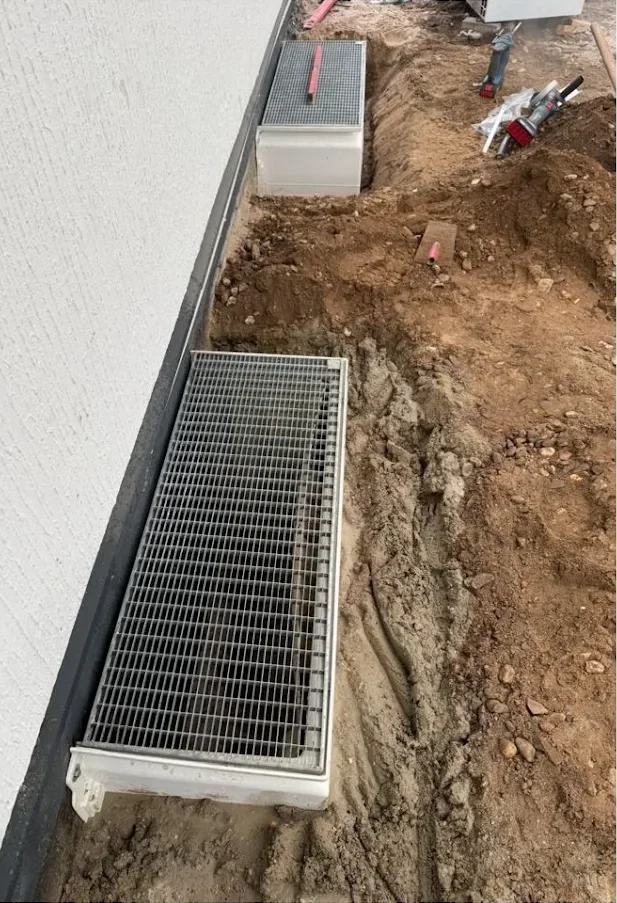 Entwaesserungsrinne entlang einer Hauswand