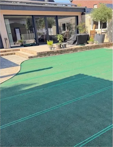 Gartenneuanlage mit Terrasse und vorbereiteter Rasenfläche