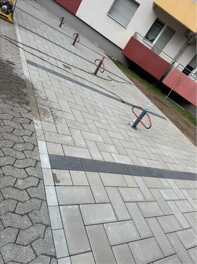 Grossflaechige Pflasterung mit Fahrradstellplaetzen