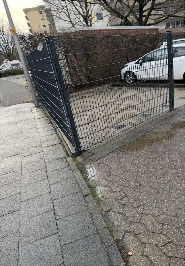 Doppelstabmattenzaun mit Tor an einem Stellplatz